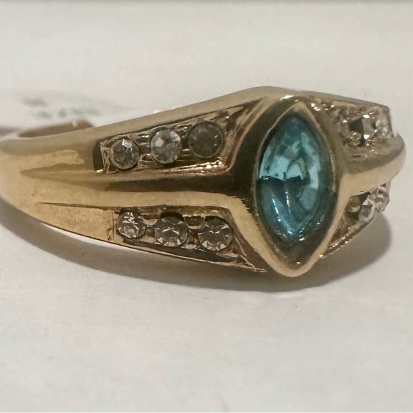 Vintage Finesse Gold Tone & Crystal Ring - Size 8 - New Old Stock - Picture 2 of 4